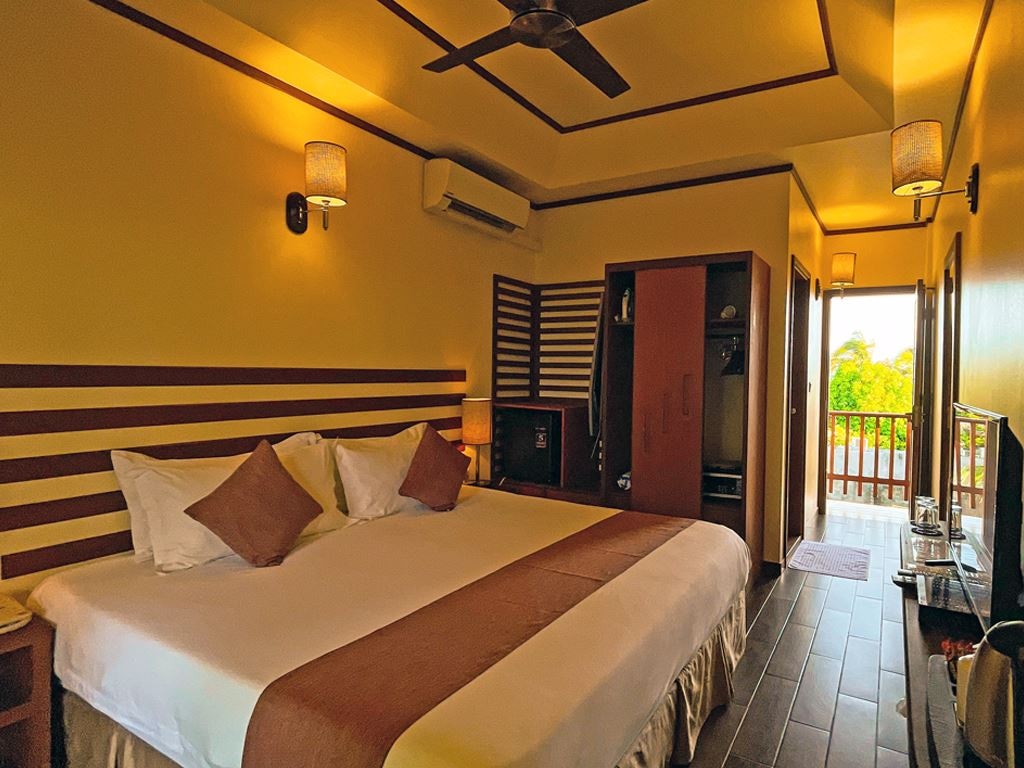 rooms-deluxe-island-view--balcony