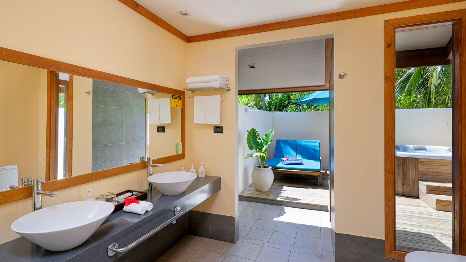 rooms-premium-beach-villa-with-whirlpool