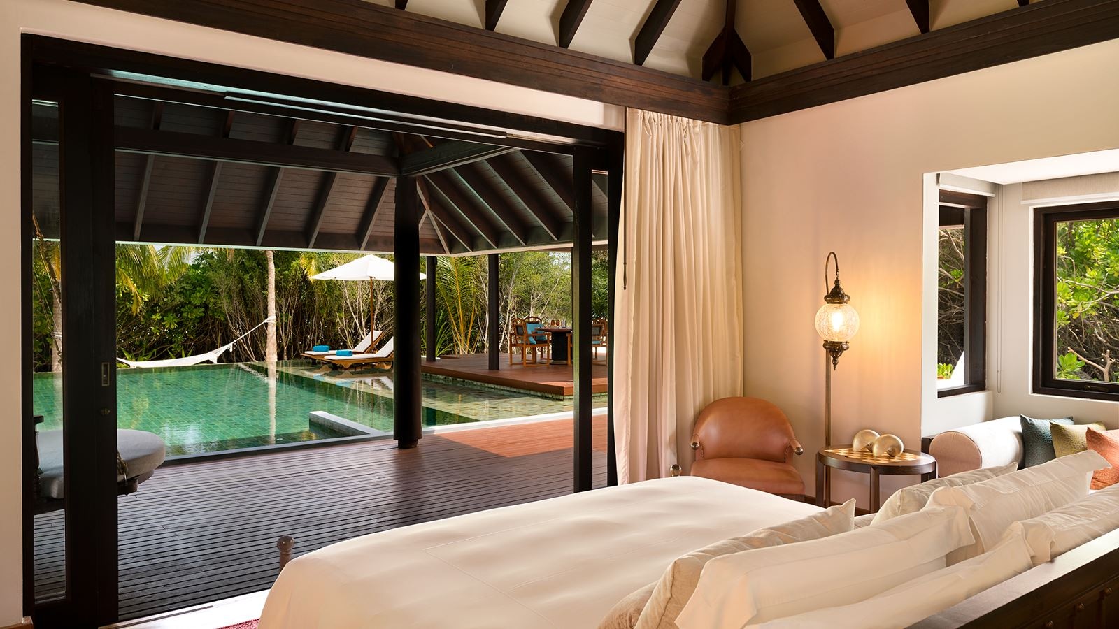 rooms-one-bedroom-family-over--water-pool-villa