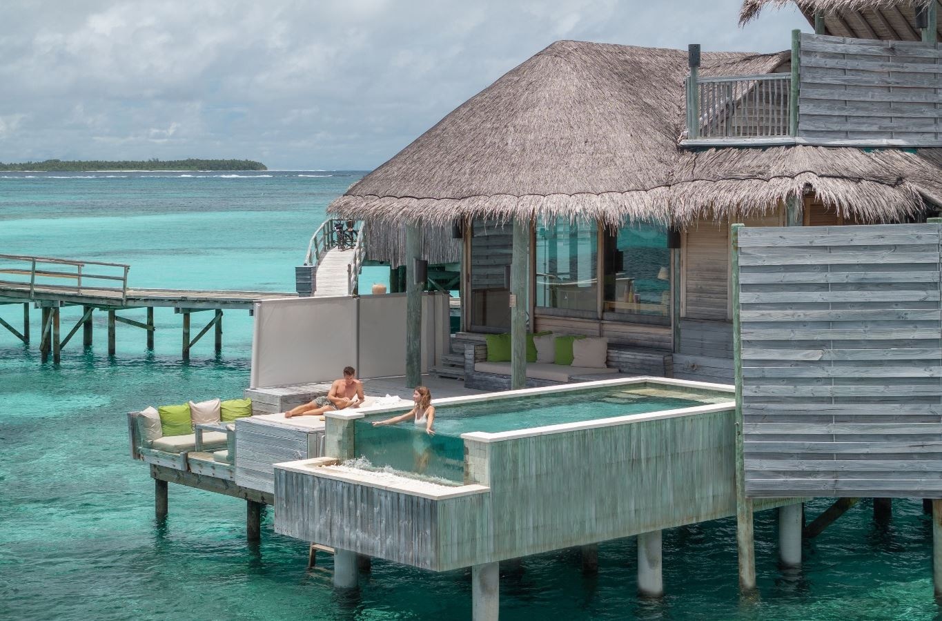 rooms-laamu-water-villa