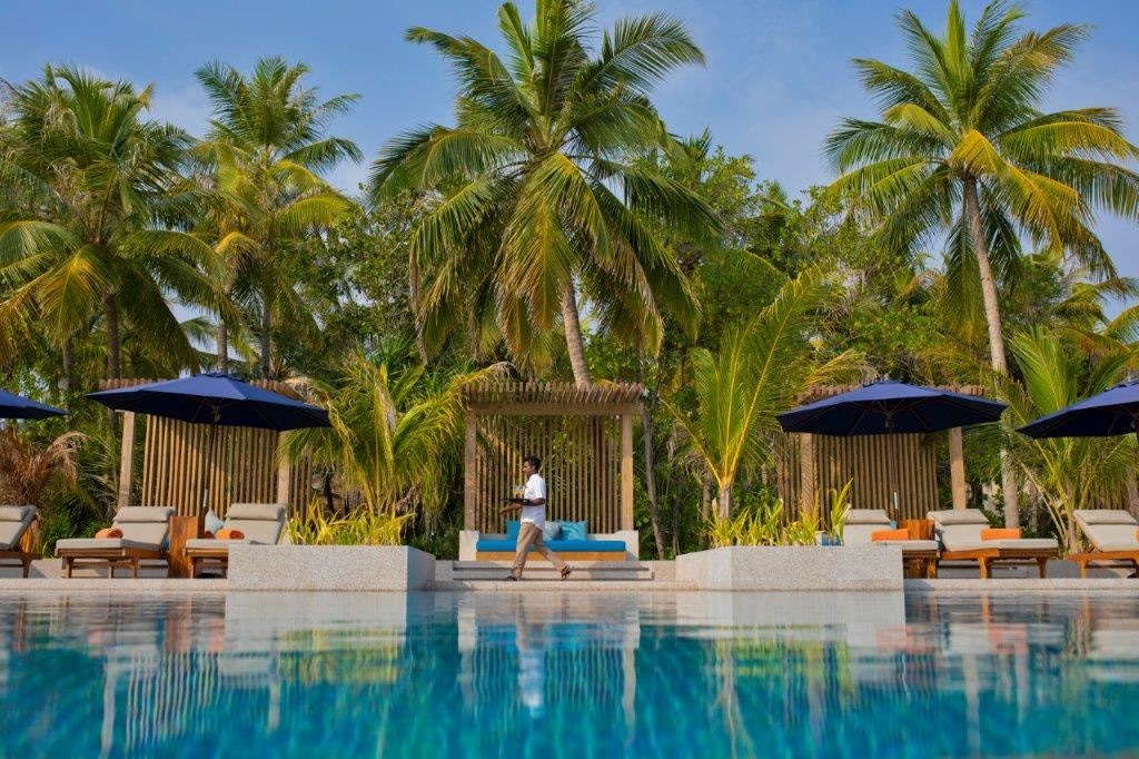 restaurants-sunset-pool-and-bar