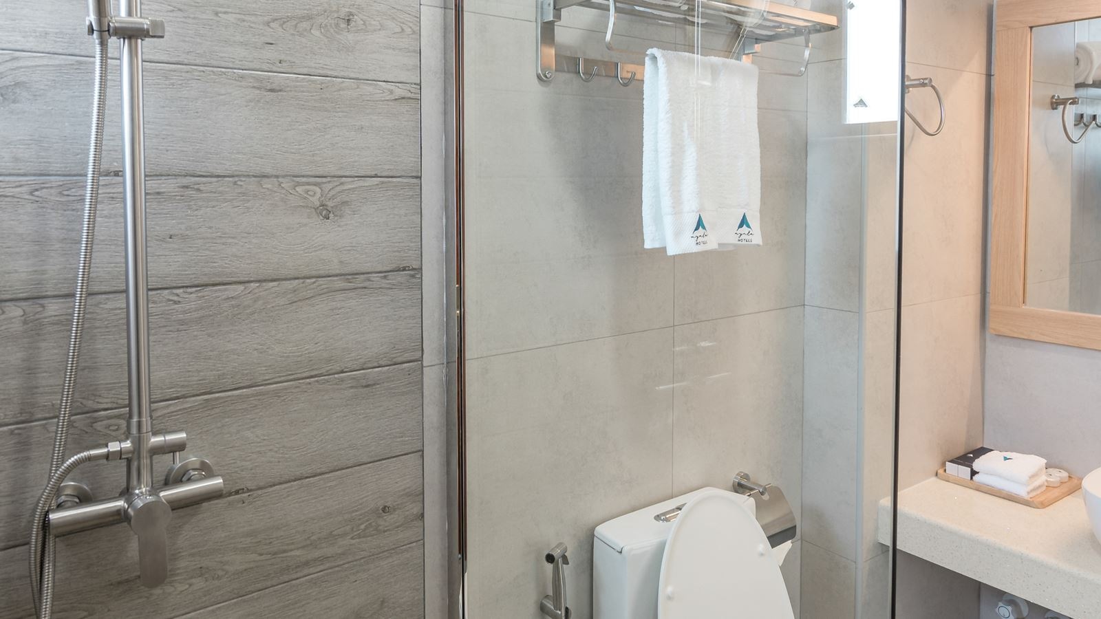 rooms-deluxe-room-island-view-with-balcony