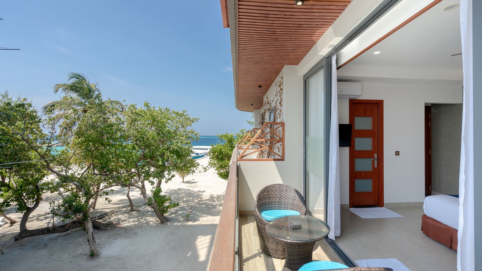 rooms-deluxe-room-island-view-with-balcony