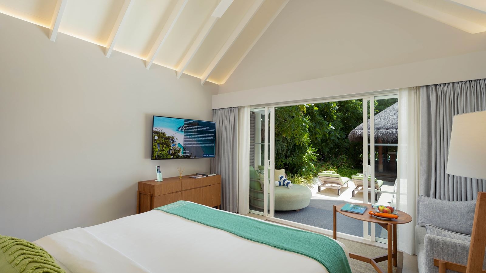 rooms-two-bedroom-family-beach-villa-with-pool