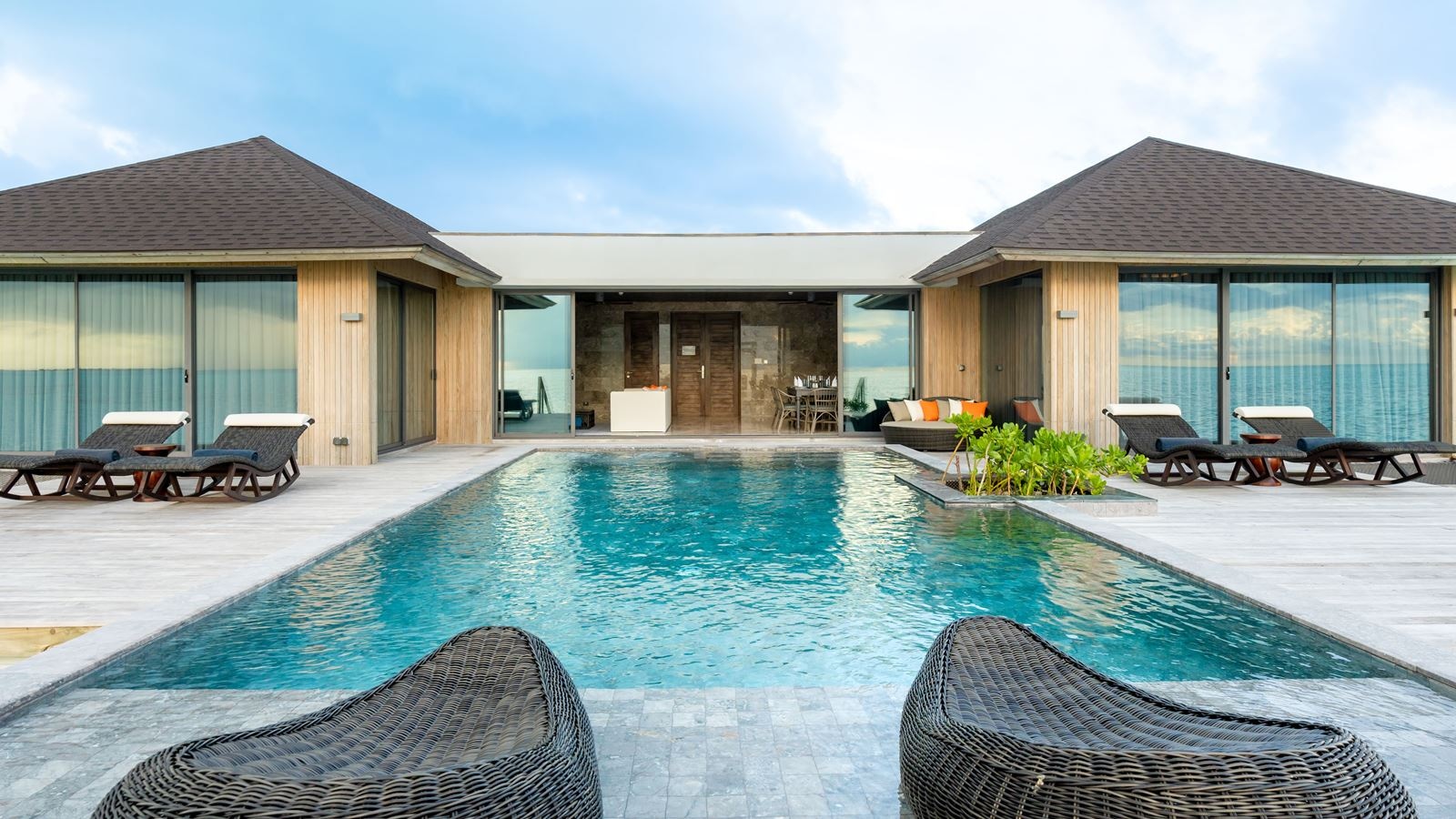 rooms-grand-madifushi-aqua-water-pool-villa