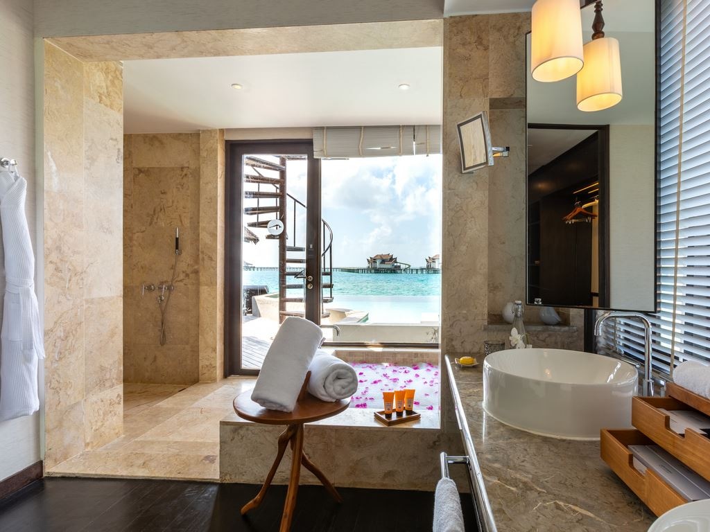 rooms-ocean-pool-suite-with-slide