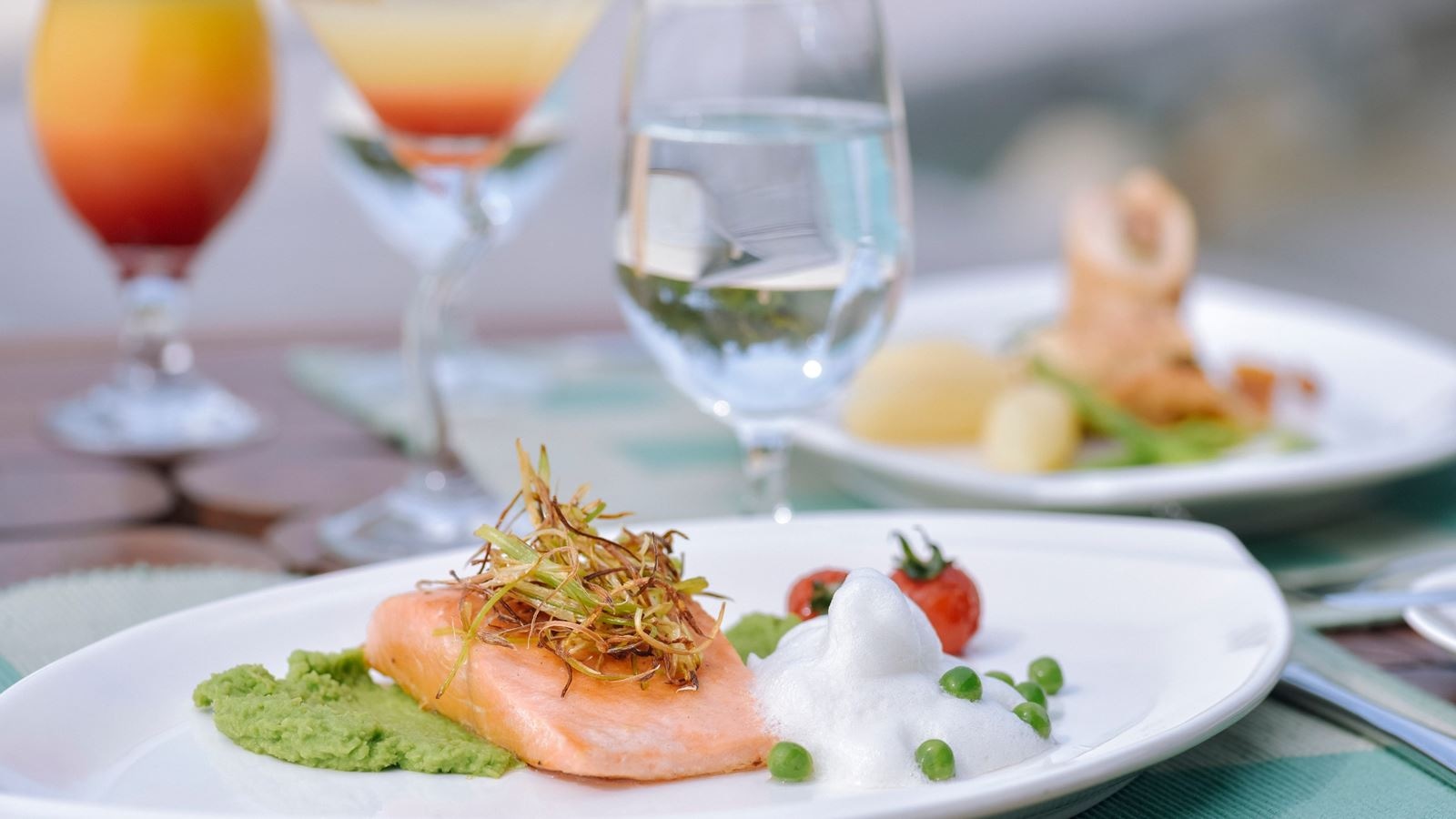 restaurants-avi-overwater-bar--restaurant