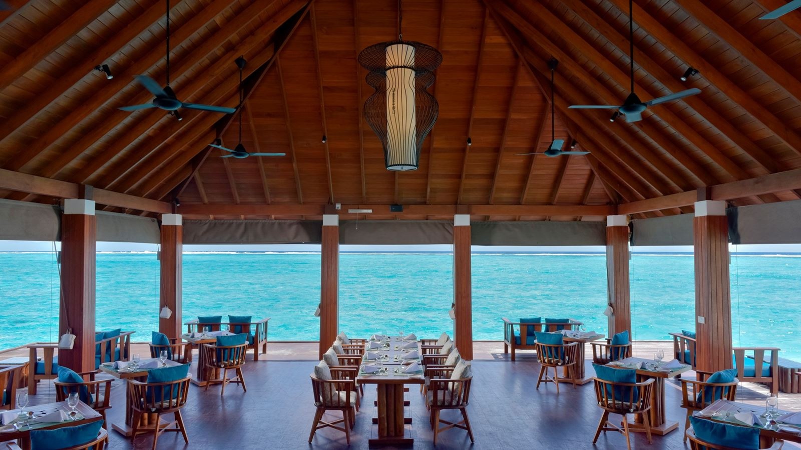 restaurants-avi-overwater-bar--restaurant