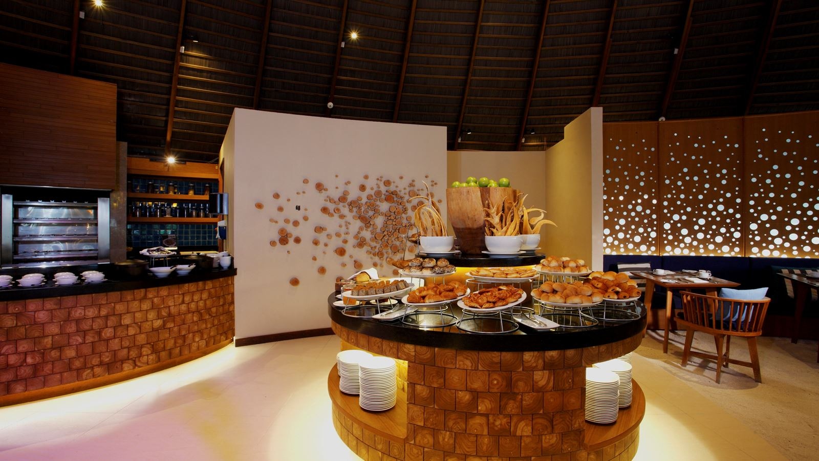 restaurants-oceans-main-dining-venue