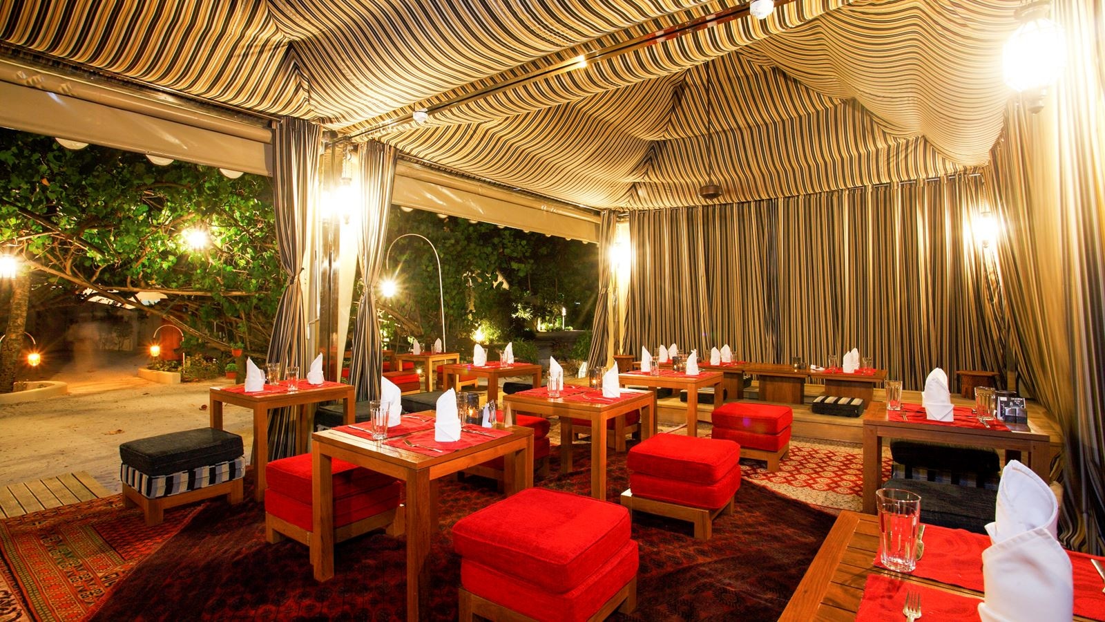 restaurants-al-khaimah-bedouin-tent-dining-venue