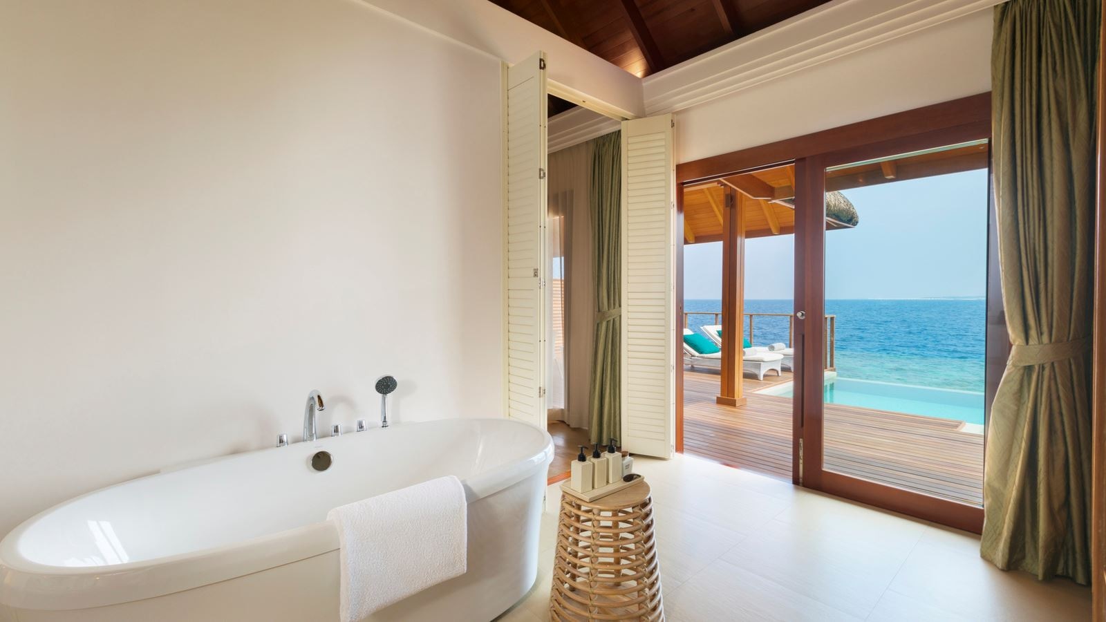 rooms-waterfront-pool-villa