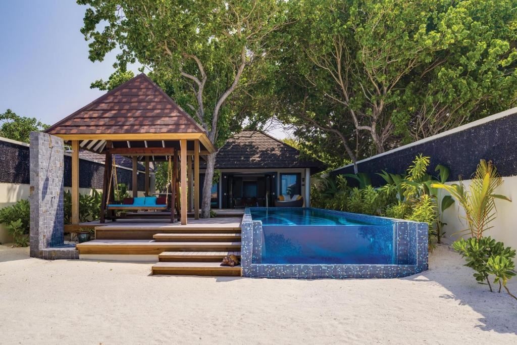 rooms-kanifushi-grand-pool-villa