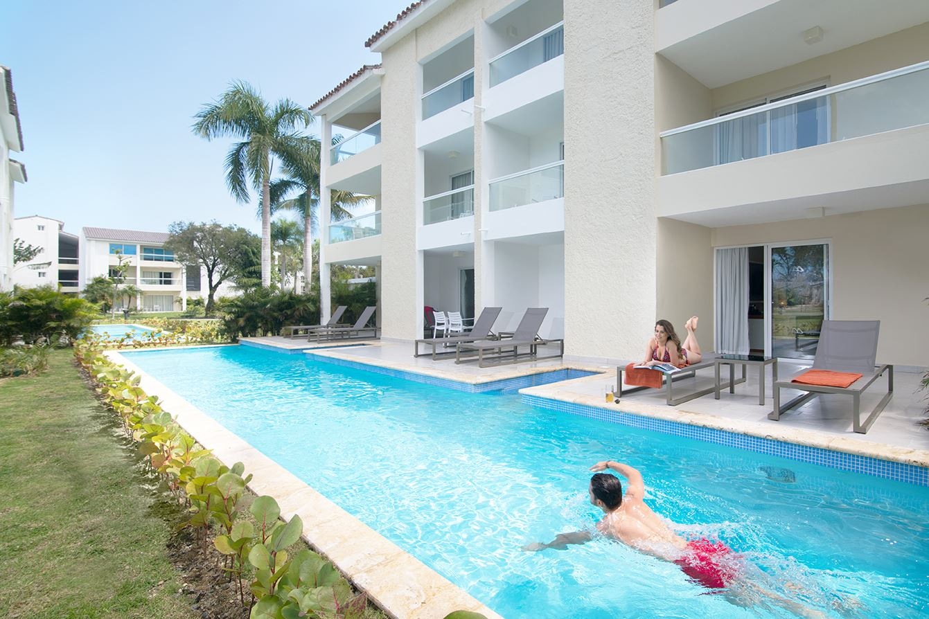 rooms-essentia-swim-out-room