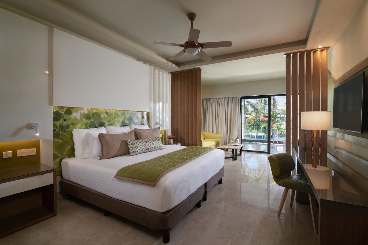 rooms-premium-junior-suite-pool-view