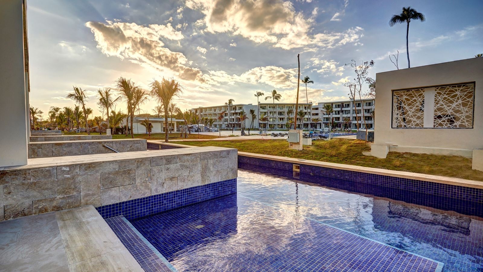 rooms-luxury-junior-suite-swim-out-diamond-club