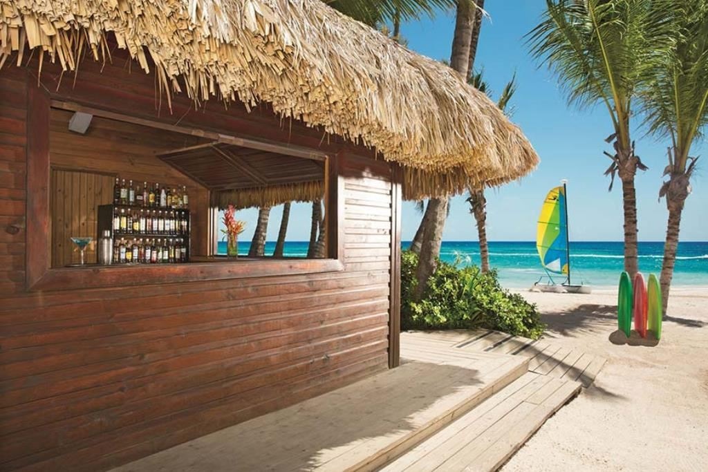 bars-emerald-bar-at-the-beach