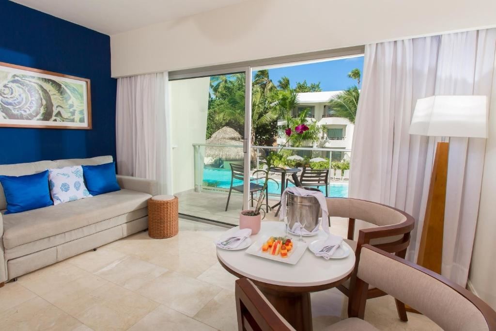 rooms-junior-suite-premium-pool-view