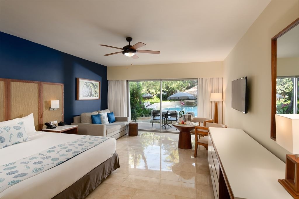 rooms-junior-suite-premium-pool-view