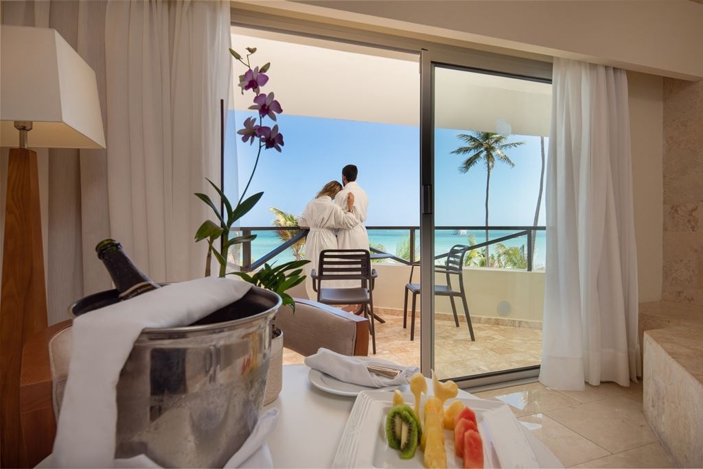 rooms-junior-suite-premium-ocean-view-with-jacuzzi