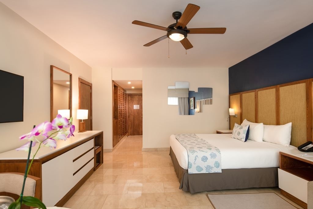 rooms-junior-suite-premium-ocean-front-view-with-jacuzzi
