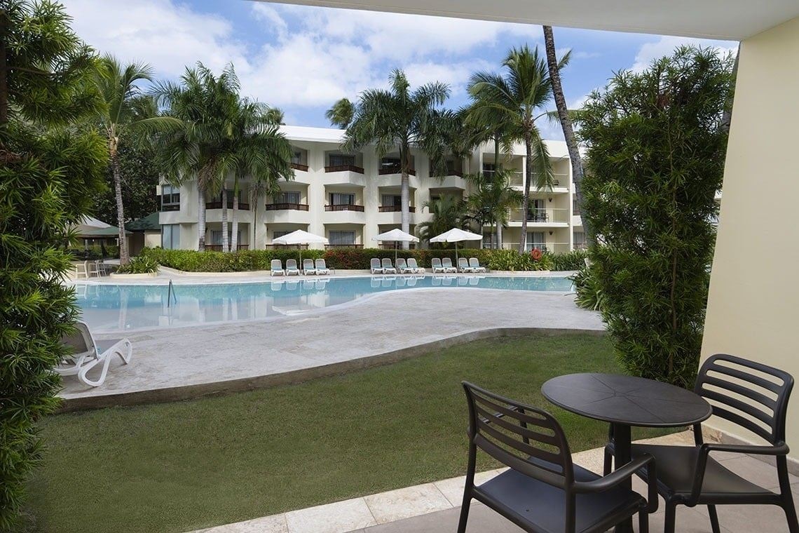 rooms-junior-suite-premium-pool-view