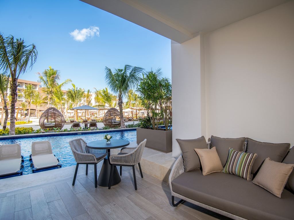 rooms-junior-suite-swim-up-double