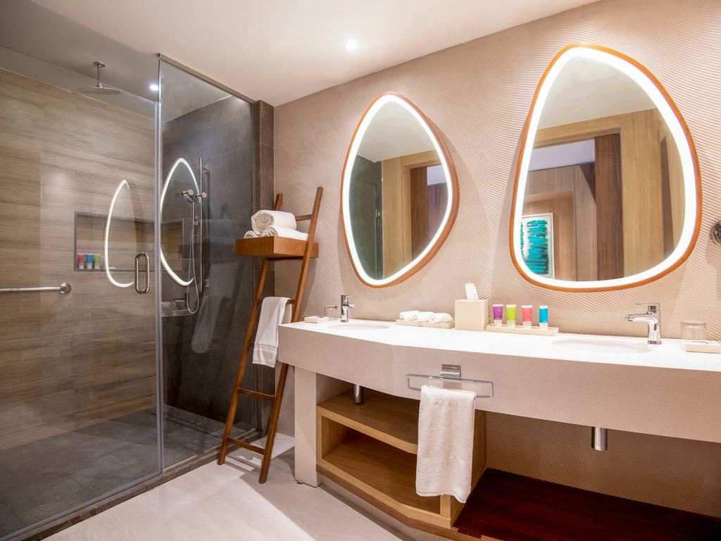 rooms-club-ocean-front-junior-suite-swim-up