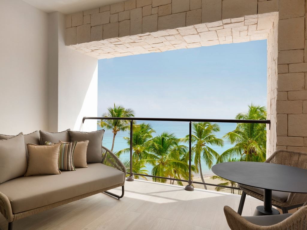 rooms-club-ocean-front-junior-suite