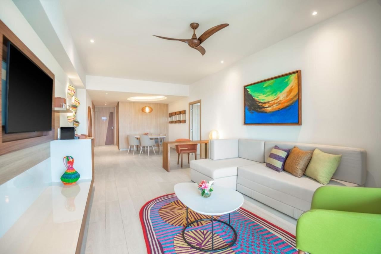 rooms-club-one-bedroom-master-swim-up-suite