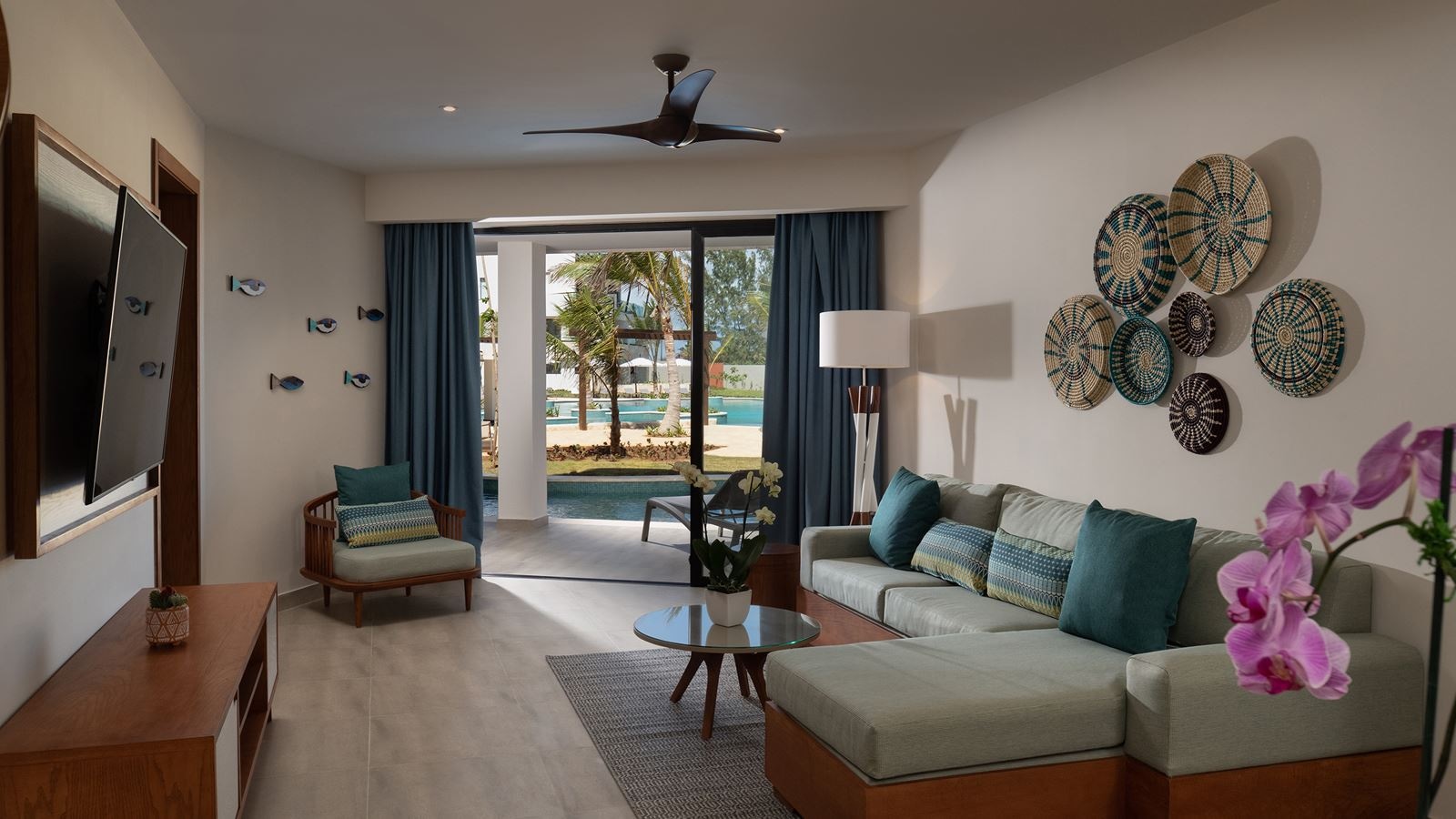 rooms-preferred-club-master-suite-swimout-adults-only-18+