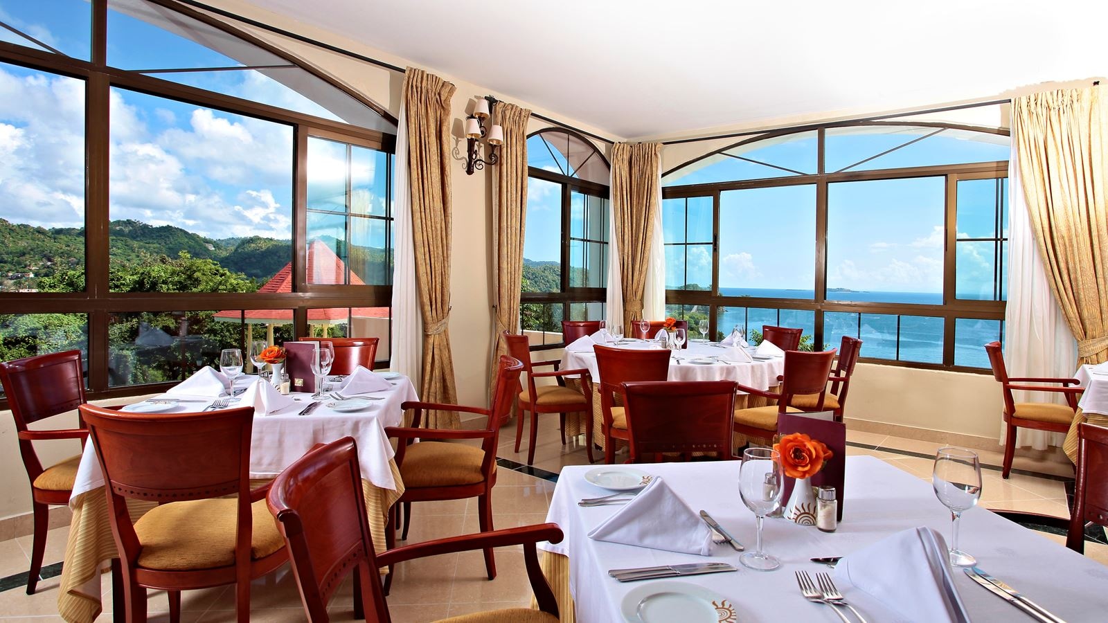 restaurants-las-dalias-main-restaurant