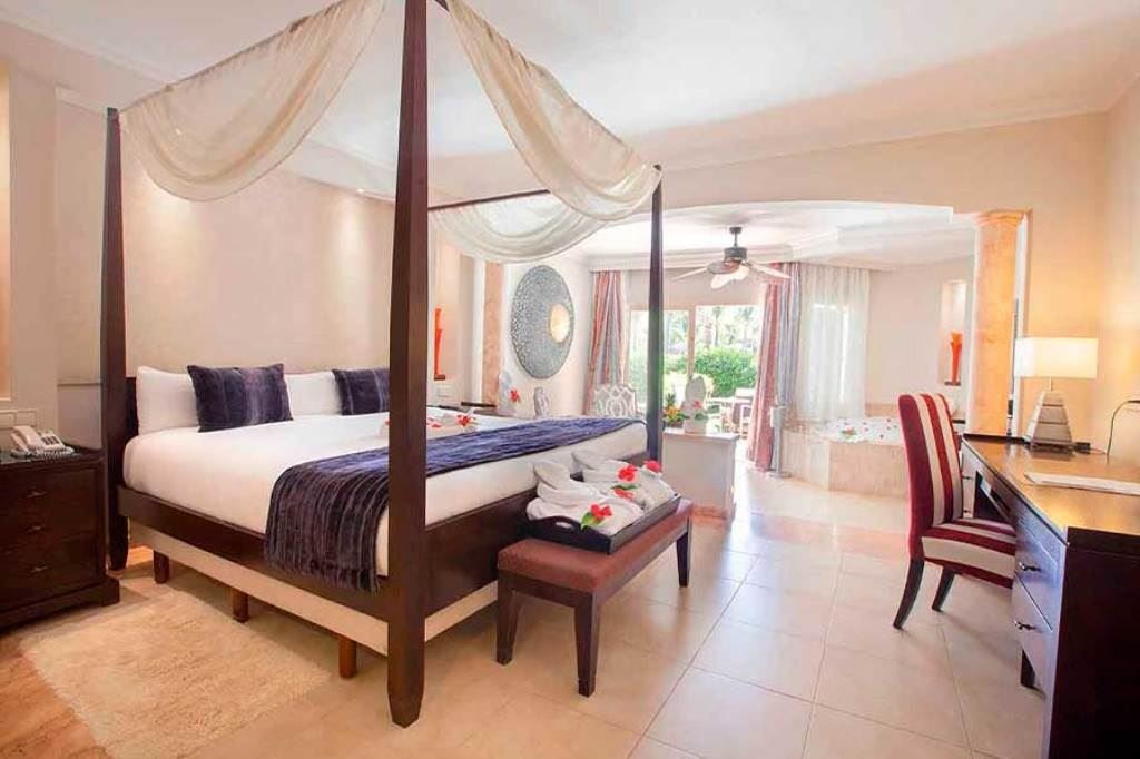rooms-elegance-club-majestic-junior-suite-swim-up