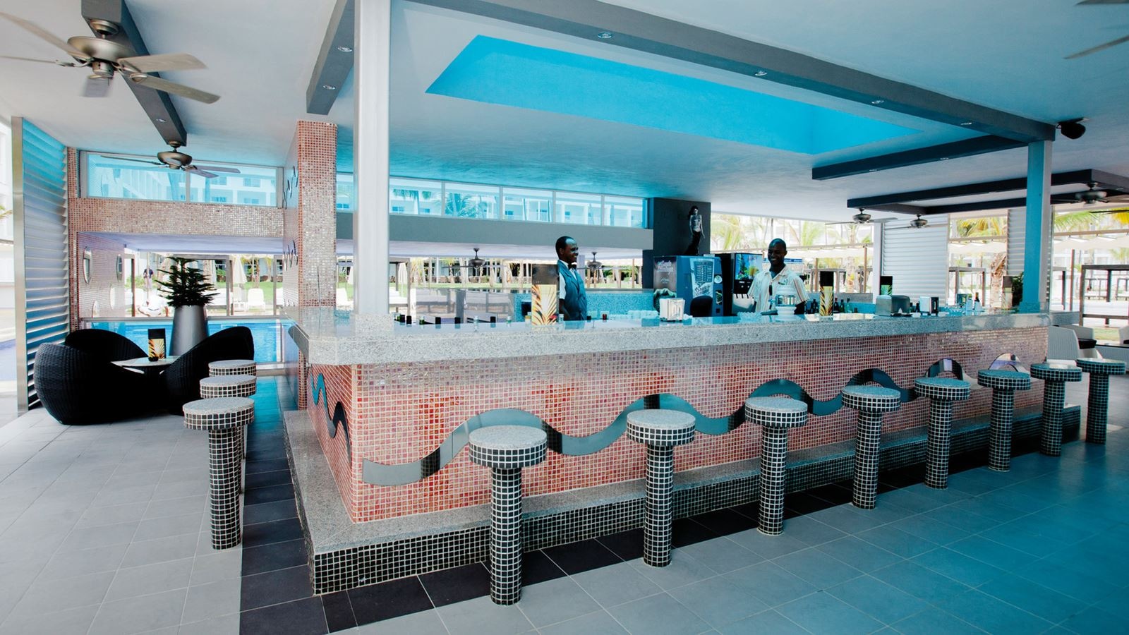 bars-coral-poolside-bar