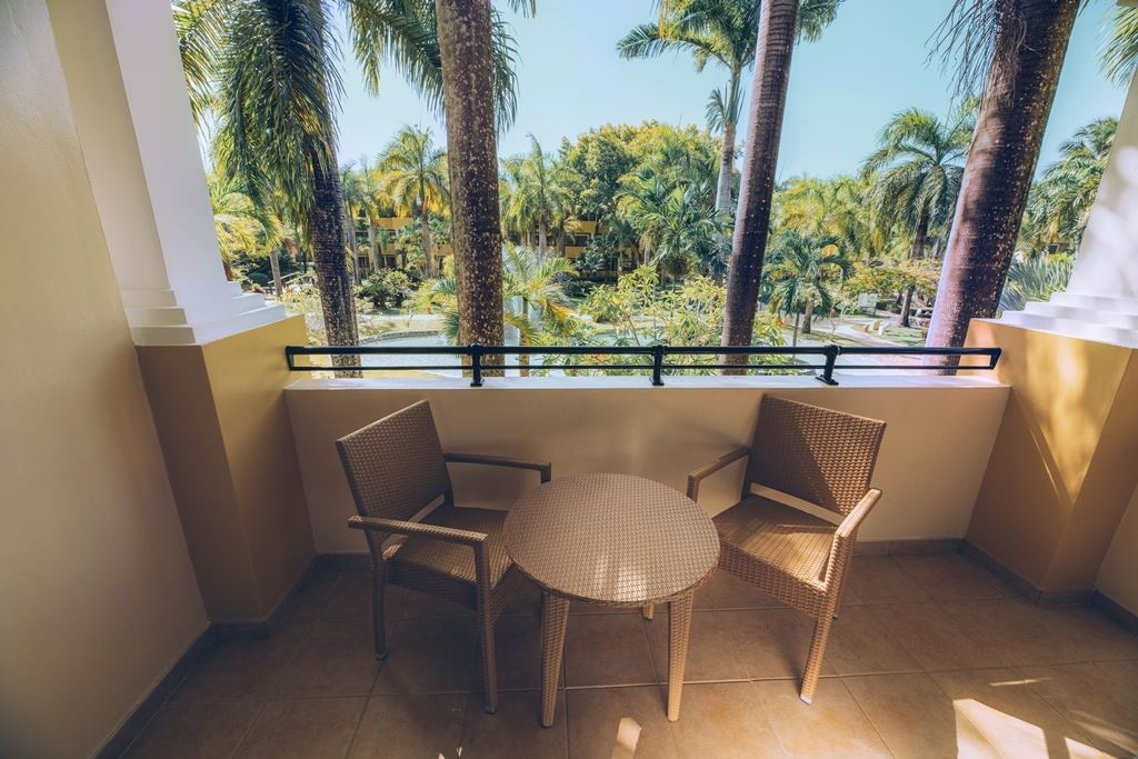 rooms-premium-pool-view