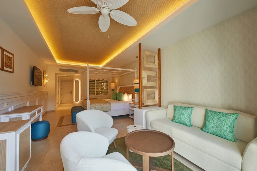 rooms-junior-suite-deluxe-swim-up