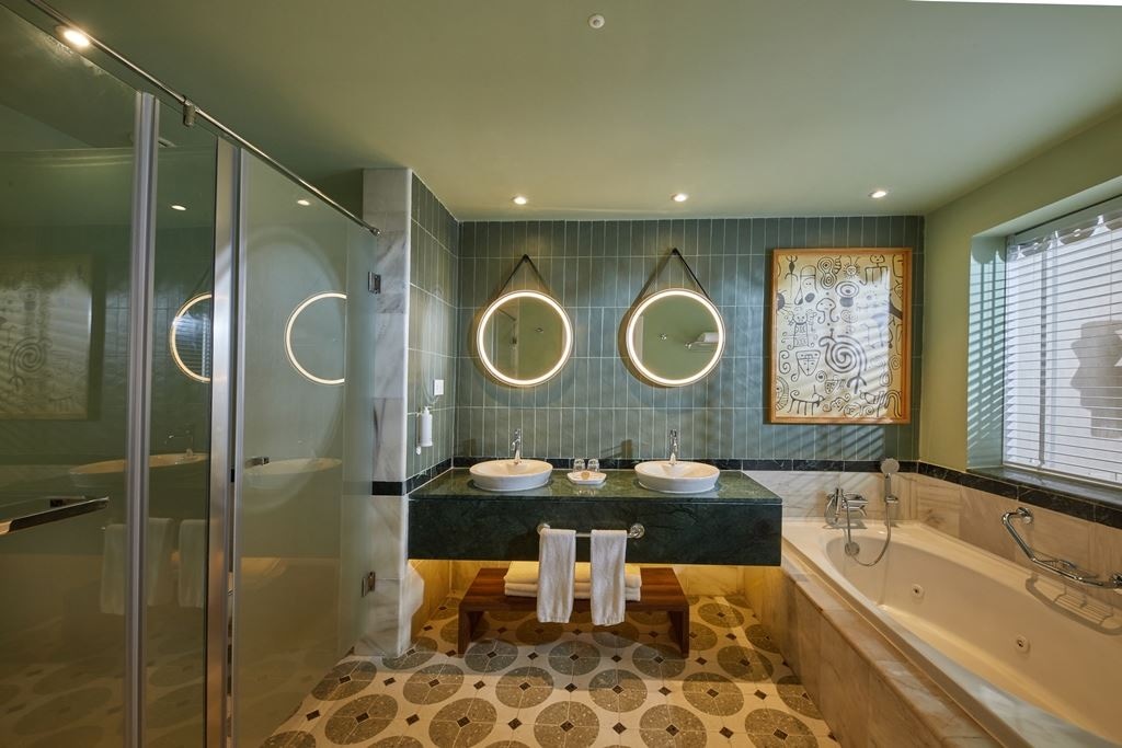 rooms-junior-suite-deluxe-swim-up