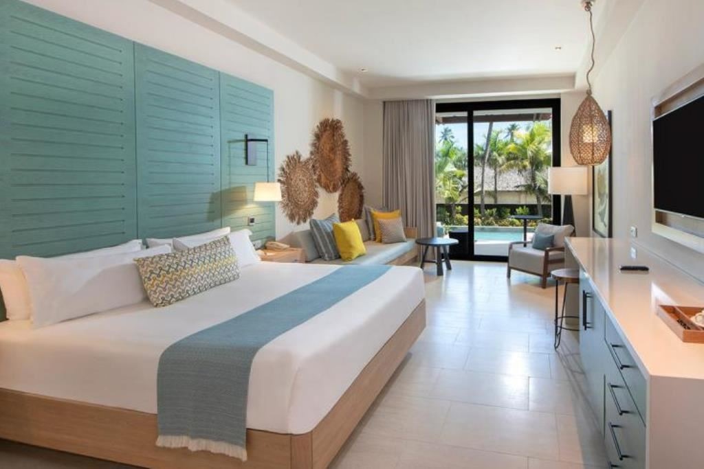 rooms-unique-king--swim-up-junior-suite