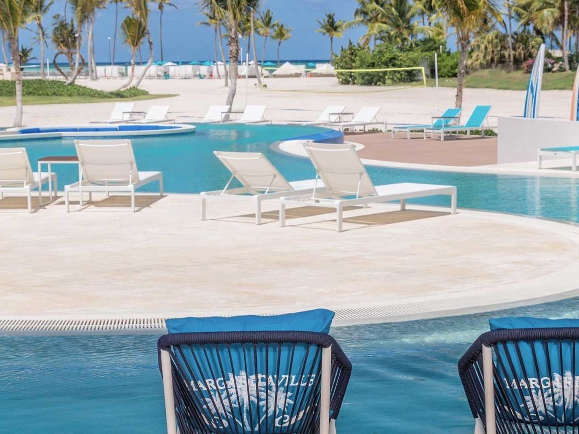 rooms-beachfront-honeymoon-swim-up-suite