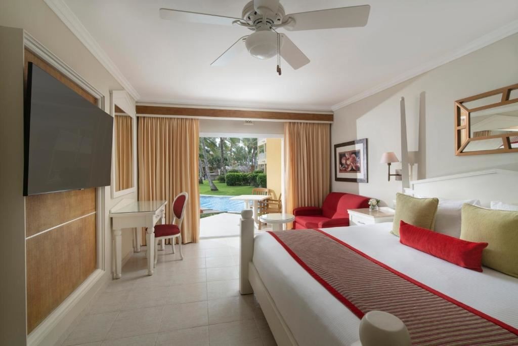 rooms-standard-pool-walk-out-1-king-bed-tropical-view