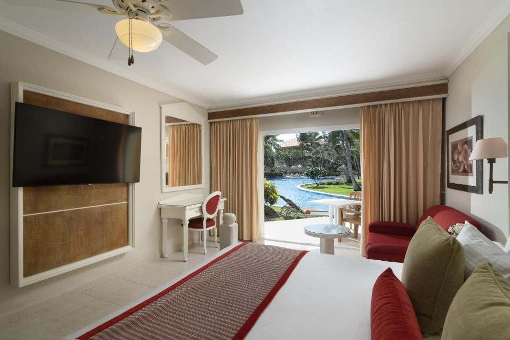 rooms-standard-pool-walk-out-1-king-bed-tropical-view