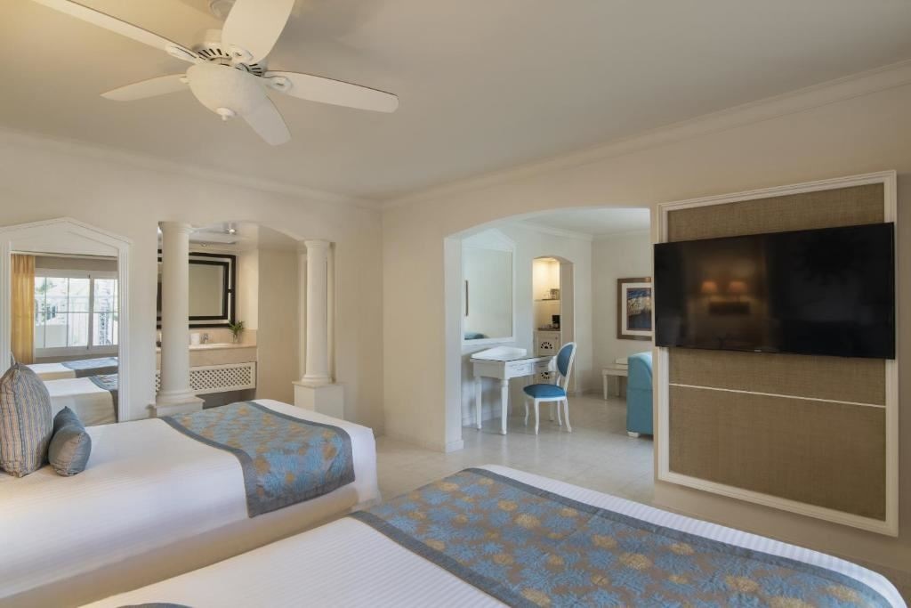 rooms-club-junior-suite-double-beds-tropical-view