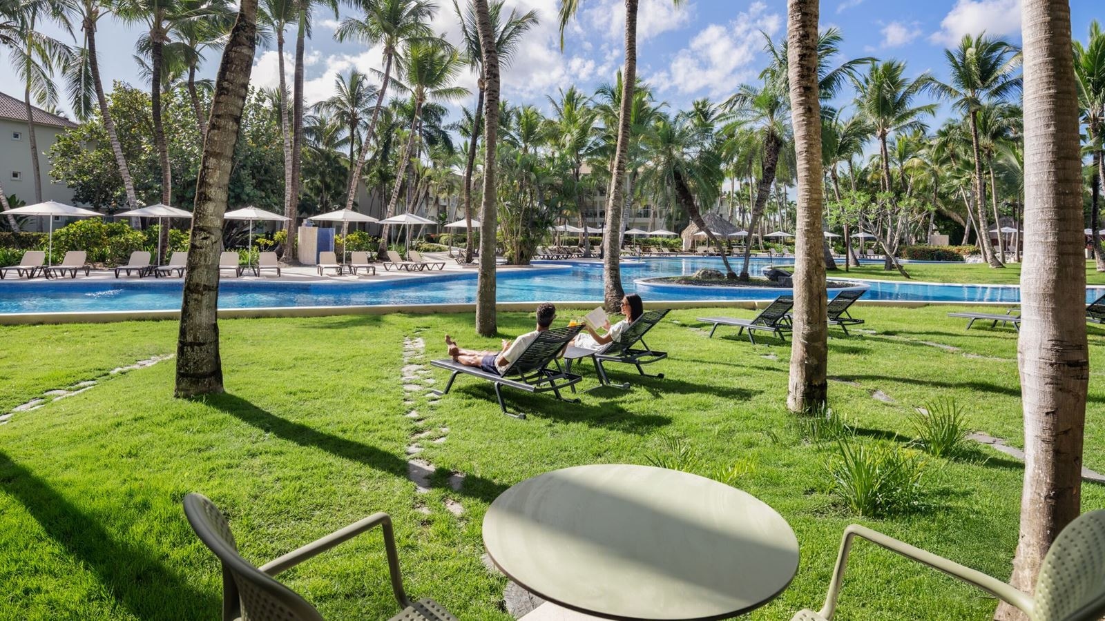 rooms-standard-pool-walk-out-1-king-bed-tropical-view