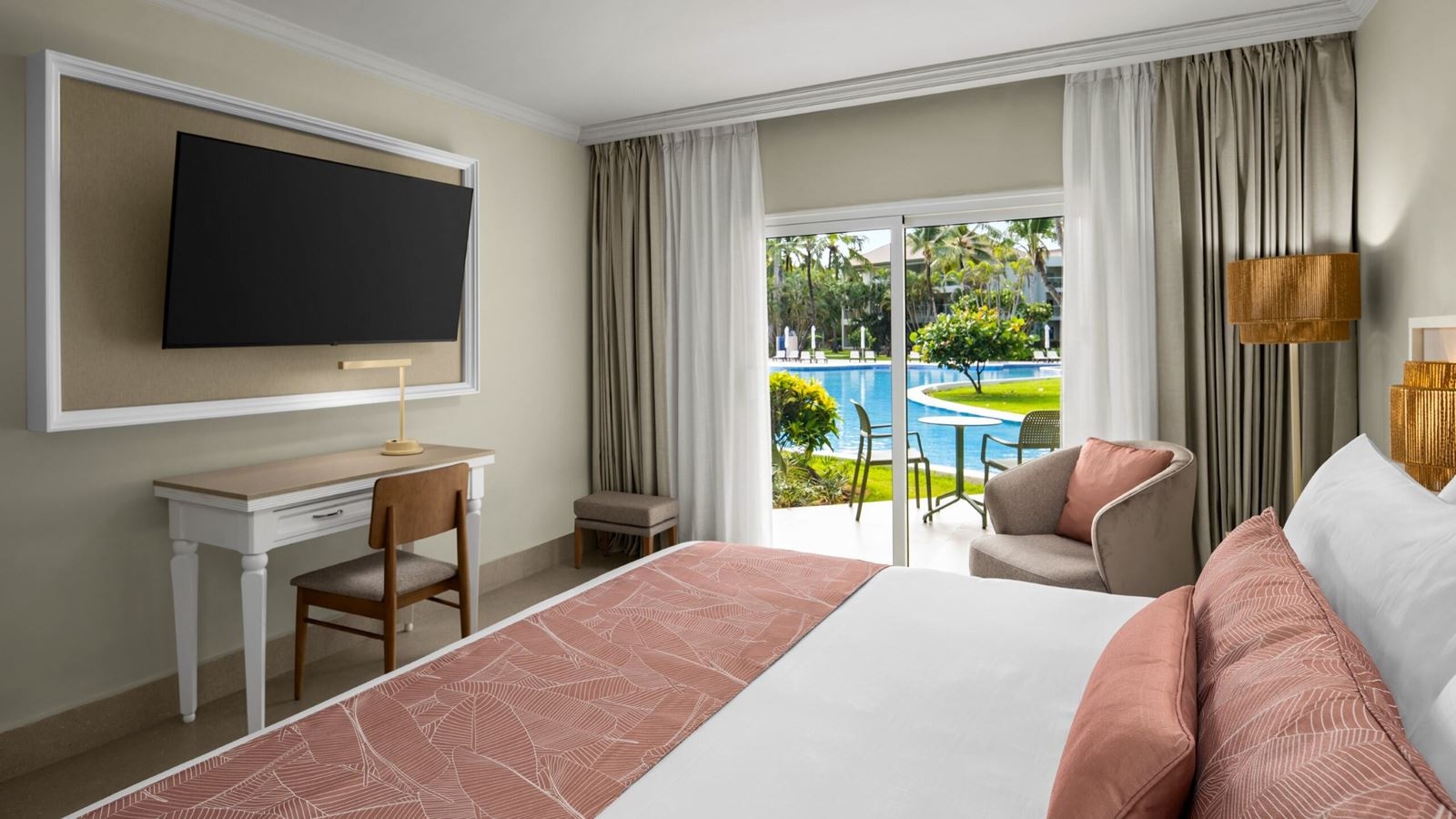 rooms-standard-pool-walk-out-1-king-bed-tropical-view