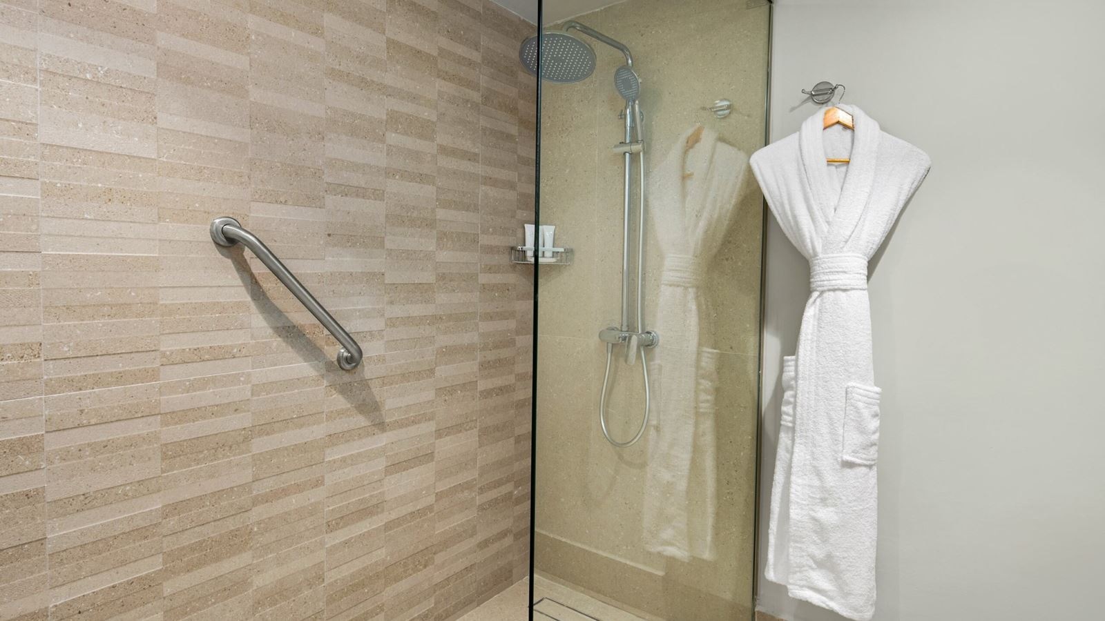 rooms-club-junior-suite-double-beds-tropical-view