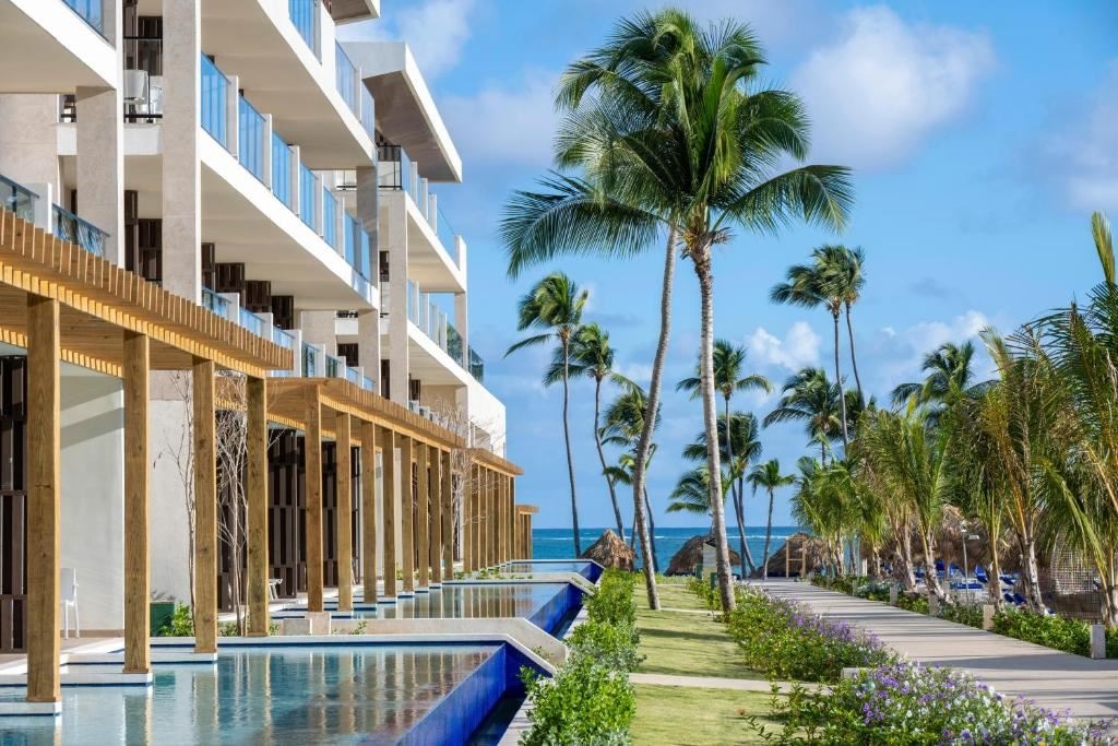 rooms-junior-suite-swim-out-pool-view