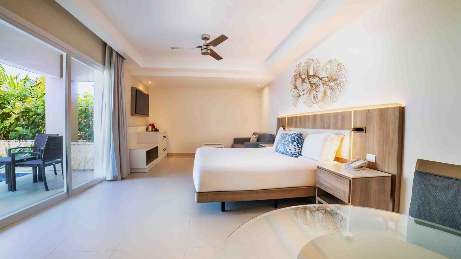 rooms-luxury-swim-out-room-diamond-club