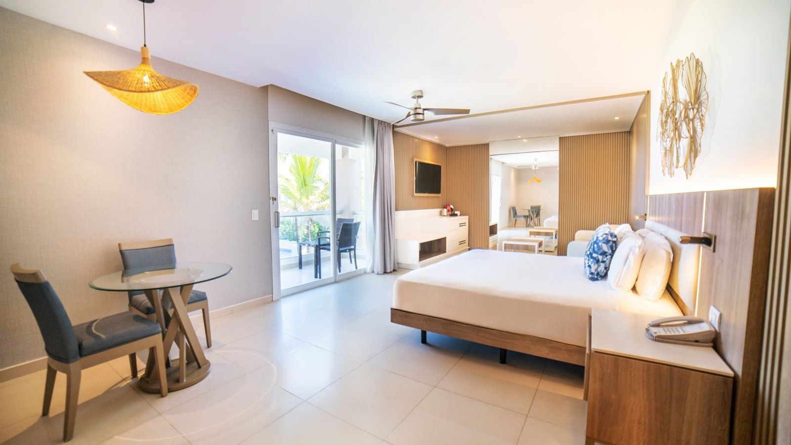 rooms-chairmans-two-bedroom-ocean-front-suite-diamond-club