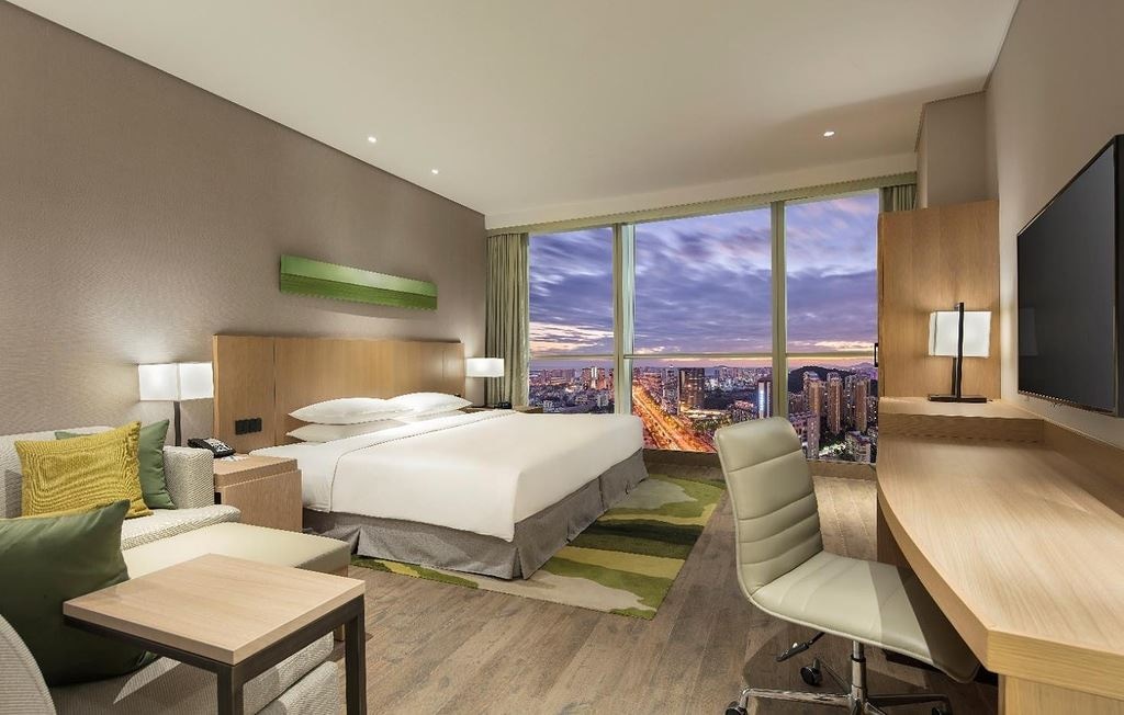 rooms-king-bed-room-with-sofa-bed