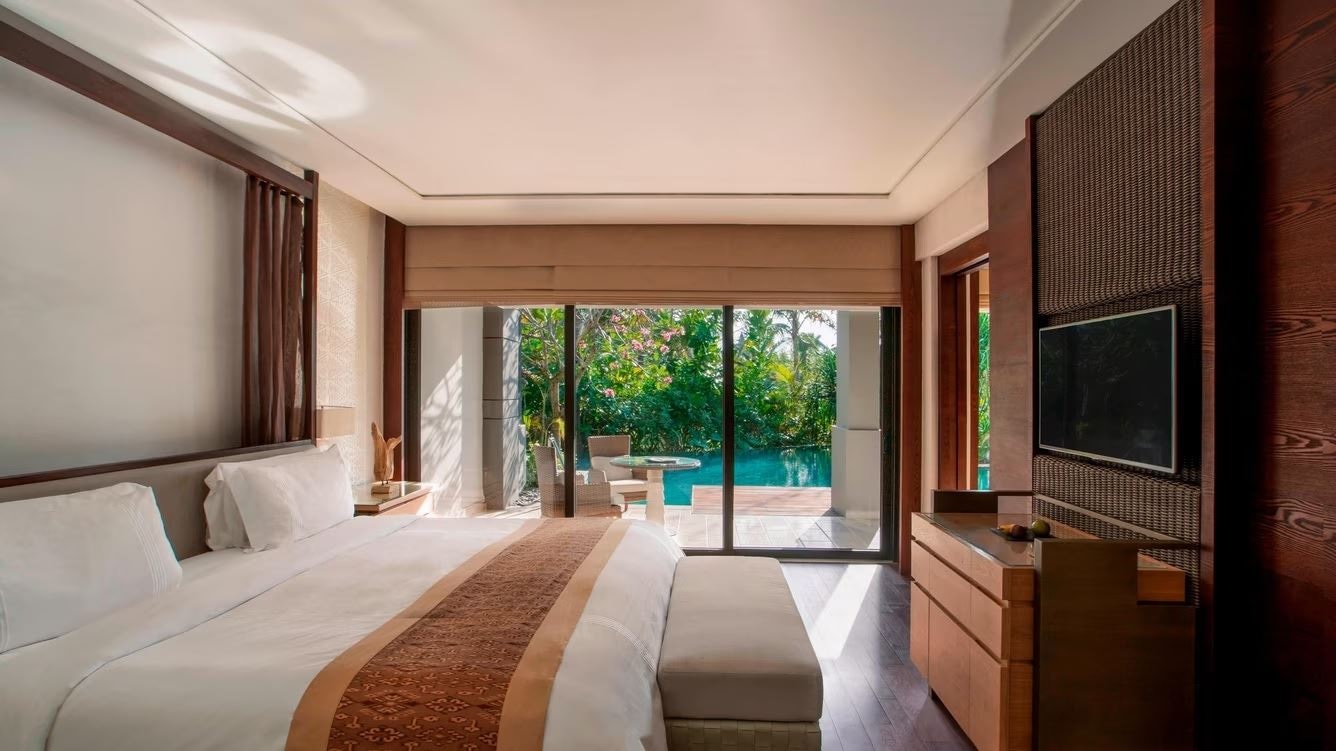 rooms-the-ritz-carlton-suite-with-pool