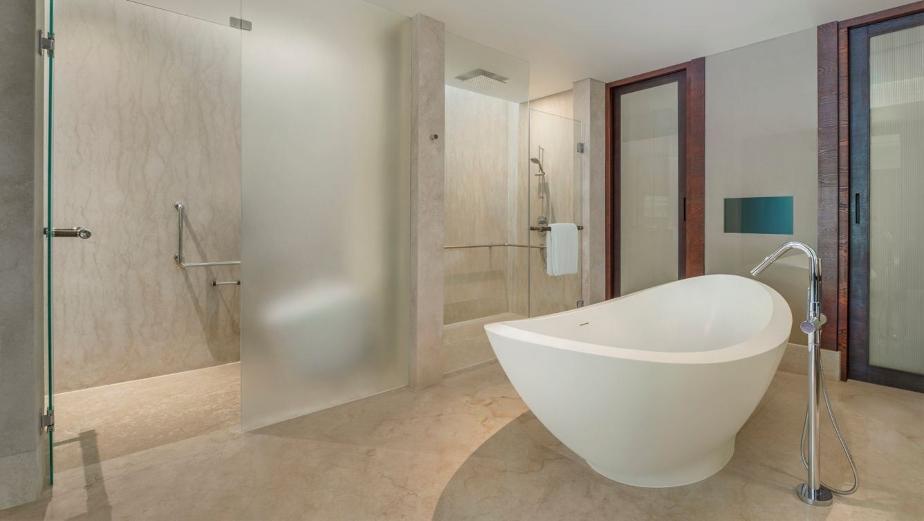 rooms-the-ritz-carlton-suite-with-pool